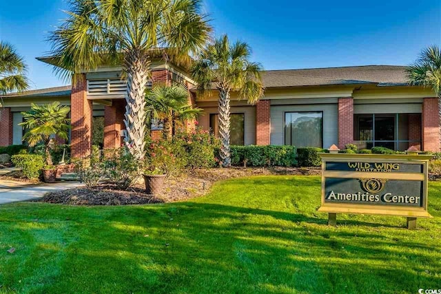 view of front of home featuring a front yard