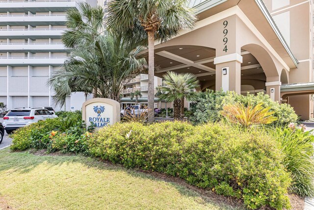 exterior space featuring a front yard