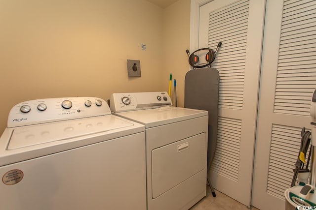 washroom featuring light tile floors and independent washer and dryer