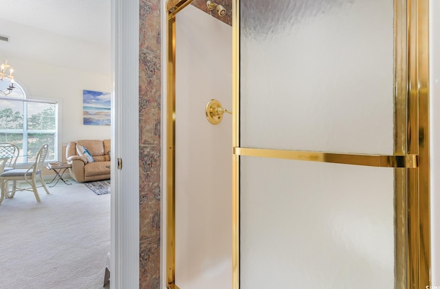 bathroom featuring an inviting chandelier