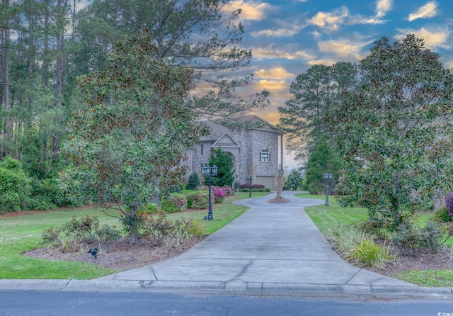 view of front of house featuring a yard