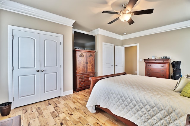 bedroom with light hardwood / wood-style flooring, crown molding, and ceiling fan