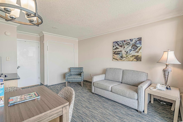 carpeted living room featuring a notable chandelier, a textured ceiling, and crown molding