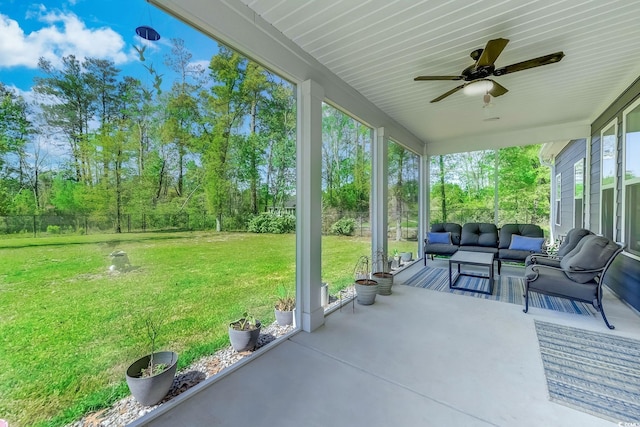 sunroom with ceiling fan