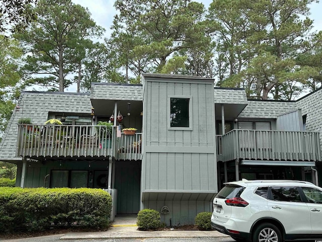 view of front of property featuring a balcony