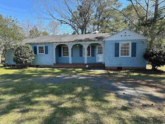 single story home featuring a front lawn