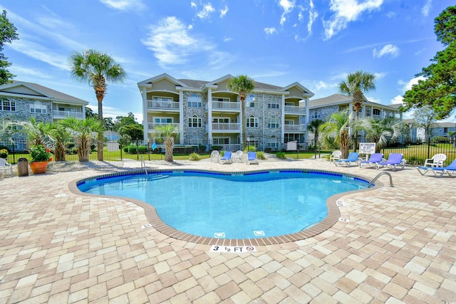 view of swimming pool