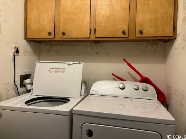 washroom featuring cabinets, washer hookup, and washing machine and clothes dryer