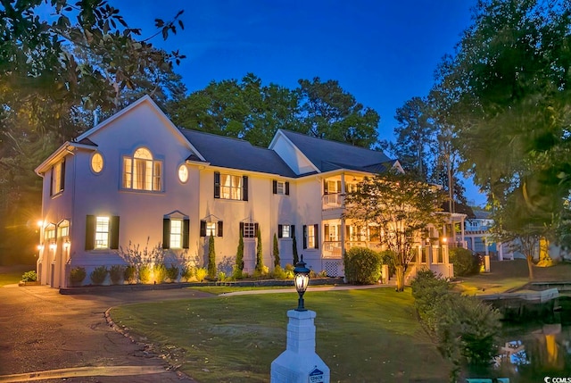 view of front facade featuring a front yard