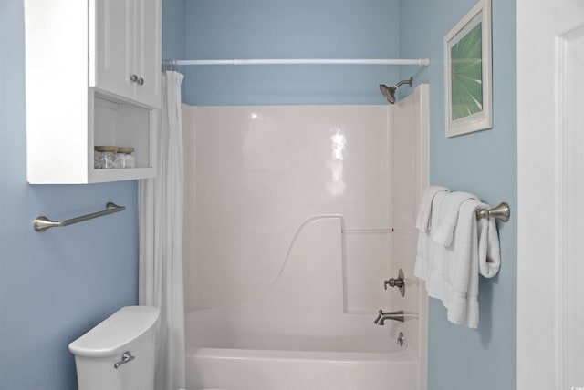 bathroom featuring shower / bath combo with shower curtain and toilet