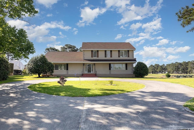 view of front of home featuring a front yard