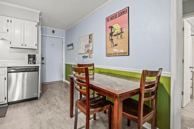 dining area with ornamental molding