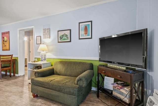 sitting room with crown molding