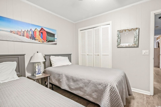 bedroom with crown molding, a closet, and dark hardwood / wood-style floors