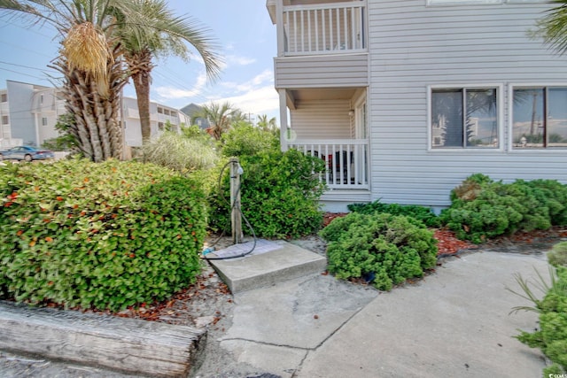 entrance to property featuring a balcony