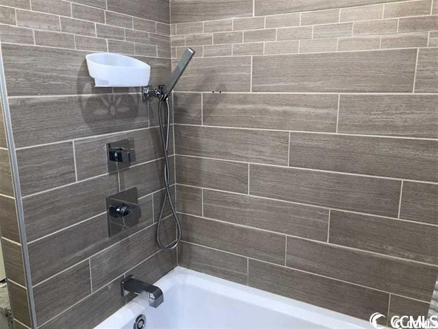 bathroom featuring tiled shower / bath combo