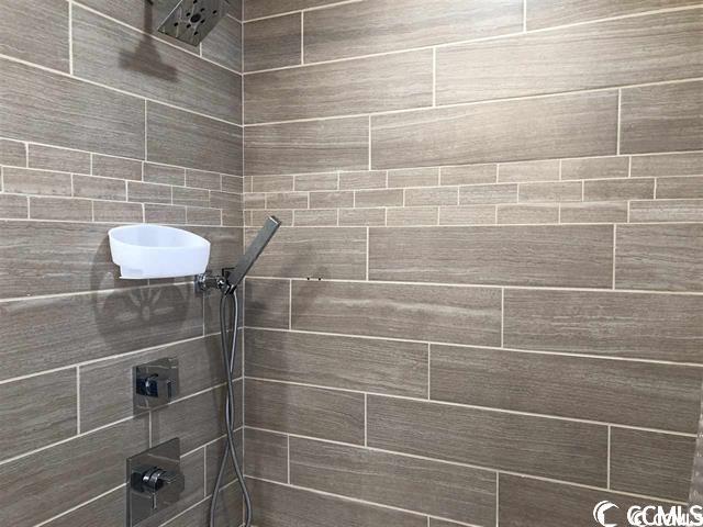 bathroom featuring a tile shower