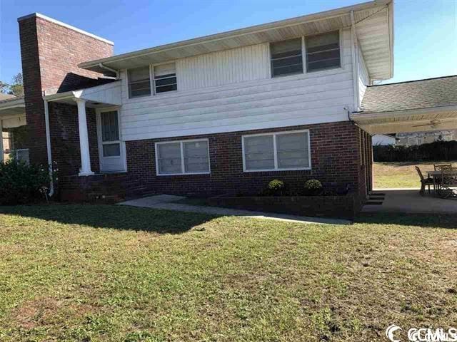 view of front of home with a front lawn