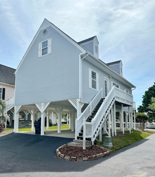 view of front of property featuring a carport