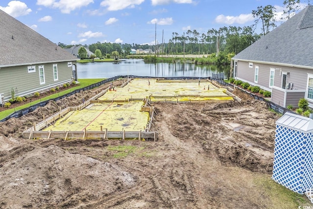 view of yard featuring a water view