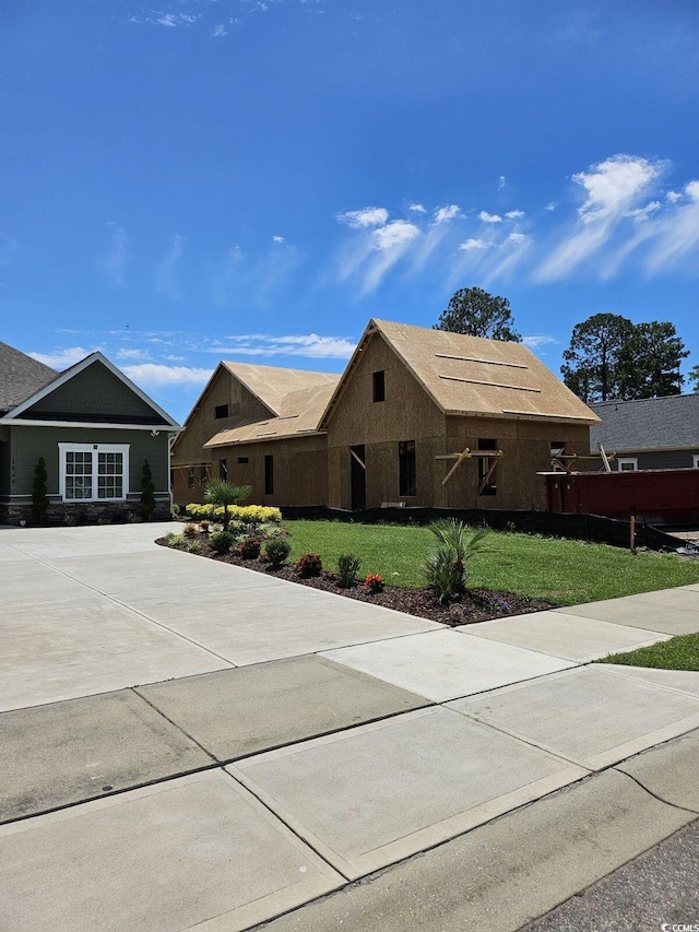 view of front of home with a front lawn