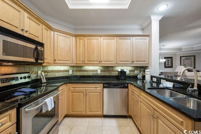 kitchen featuring crown molding, stainless steel appliances, tasteful backsplash, and sink