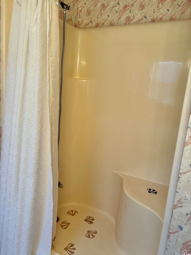 bathroom featuring a shower with shower curtain