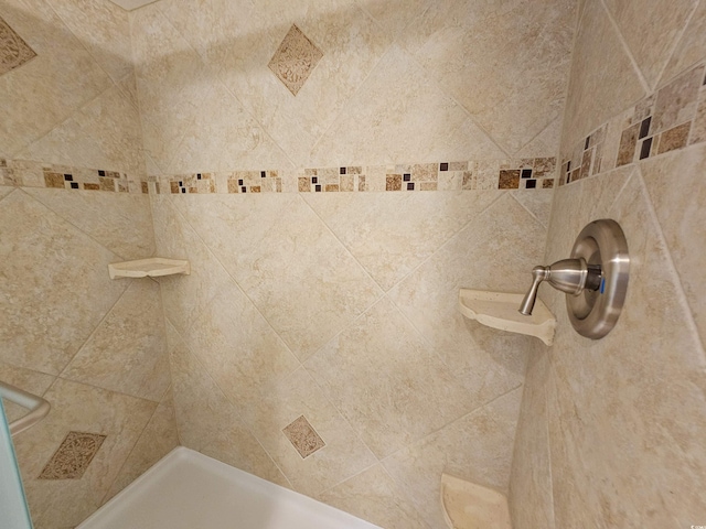 bathroom featuring tiled shower