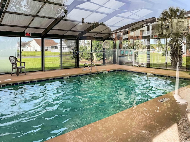 view of swimming pool featuring a lawn