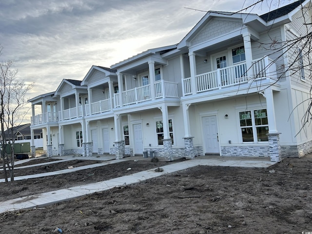 view of front of home featuring a balcony