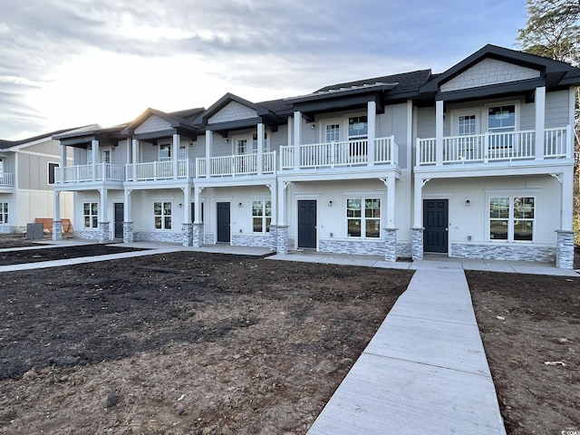 view of front of property featuring a balcony