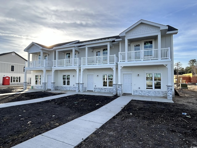 view of front of home featuring a balcony