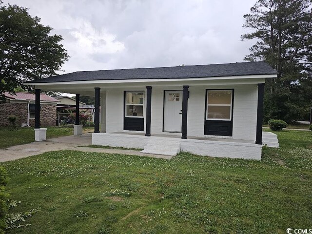 view of front facade featuring a porch and a front yard