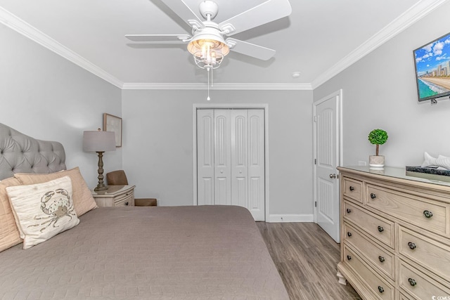 bedroom with a closet, ceiling fan, dark hardwood / wood-style flooring, and ornamental molding