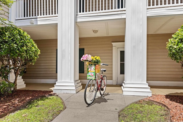 entrance to property featuring a porch