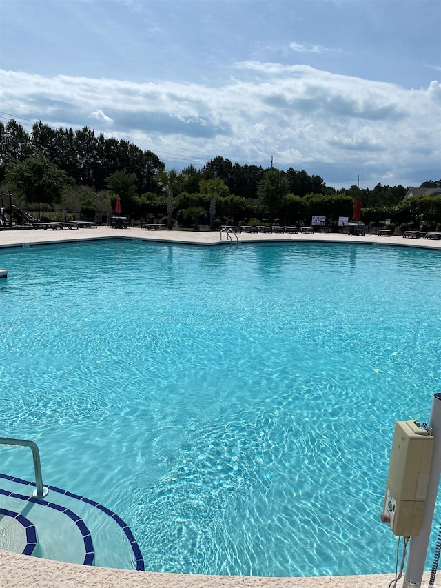 view of swimming pool