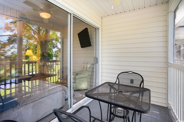 sunroom with ceiling fan