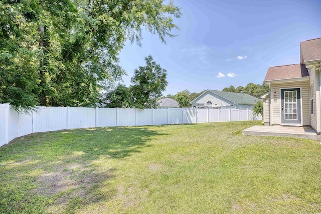 view of yard featuring a patio