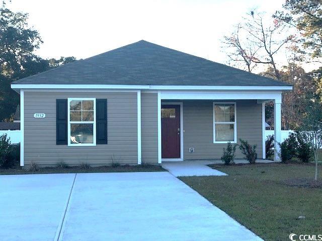 view of front of home featuring covered porch and a front lawn