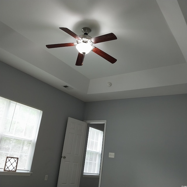 room details featuring ceiling fan