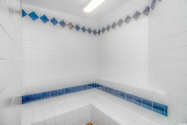 bathroom featuring a tile shower