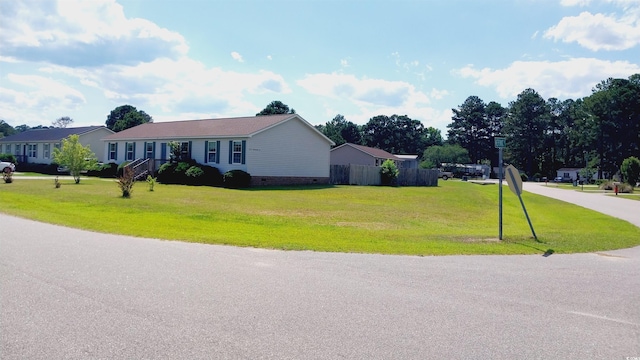 view of front facade featuring a front lawn