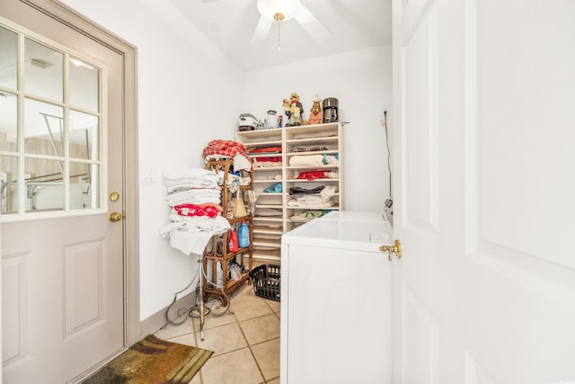 washroom with light tile patterned floors, washing machine and clothes dryer, and ceiling fan