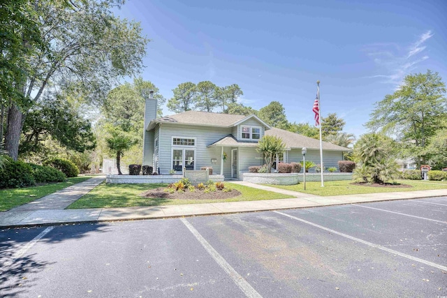 view of front of home featuring a front yard