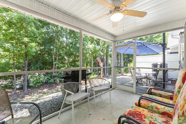 sunroom featuring ceiling fan