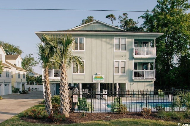 view of front of property featuring a community pool