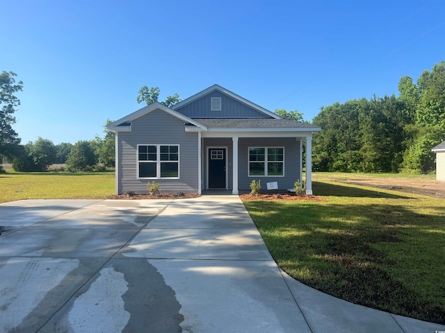 view of front of property featuring a front yard