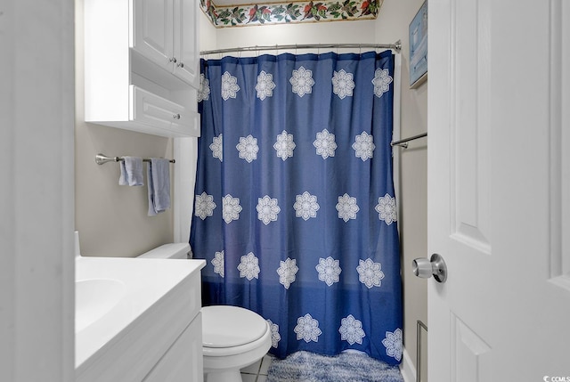 full bathroom featuring curtained shower, vanity, and toilet