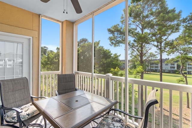 sunroom with ceiling fan