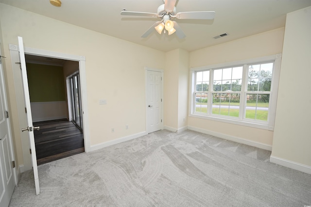 carpeted empty room featuring ceiling fan